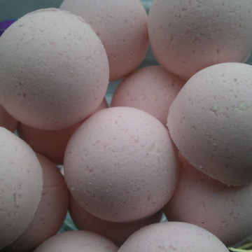 14 bath bombs 1 oz each (Strawberries & Champagne) gift bag bath fizzies, great for dry skin, shea, cocoa, 7 ultra rich oils