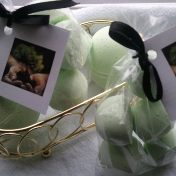 14 bath bombs 1 oz each (Bonsai) gift bag bath fizzies, great for dry skin, minimum oil (almond oil)