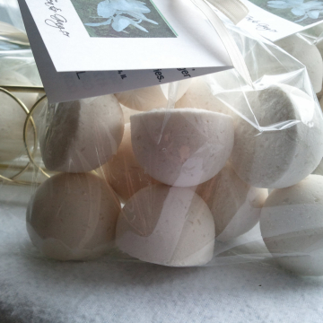 14 bath bombs 1 oz each (White Tea & Ginger) gift bag bath fizzies, great for dry skin, shea, cocoa, 7 ultra rich oils